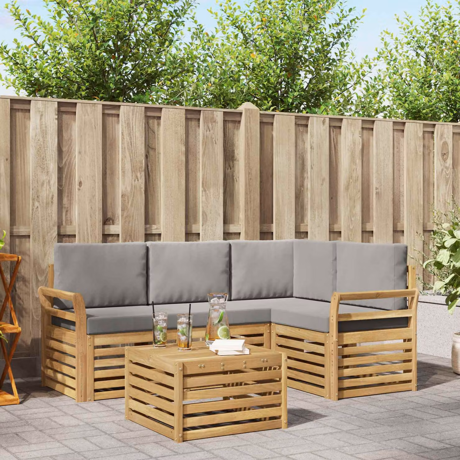 Set di divani da esterno vidaXL a forma di L con tavolo da caffè, 5 pezzi, in legno di acacia e tessuto bianco e grigio