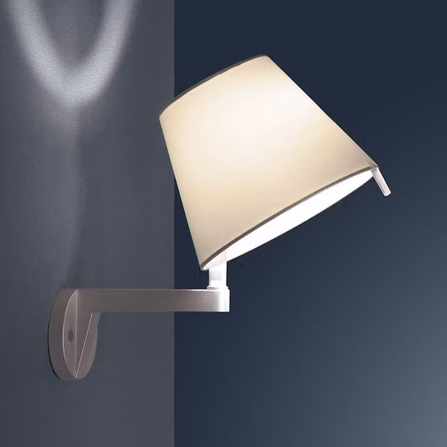 Artemide Melampo Applique da parete regolabile in metallo bianca con lampadina LED E14