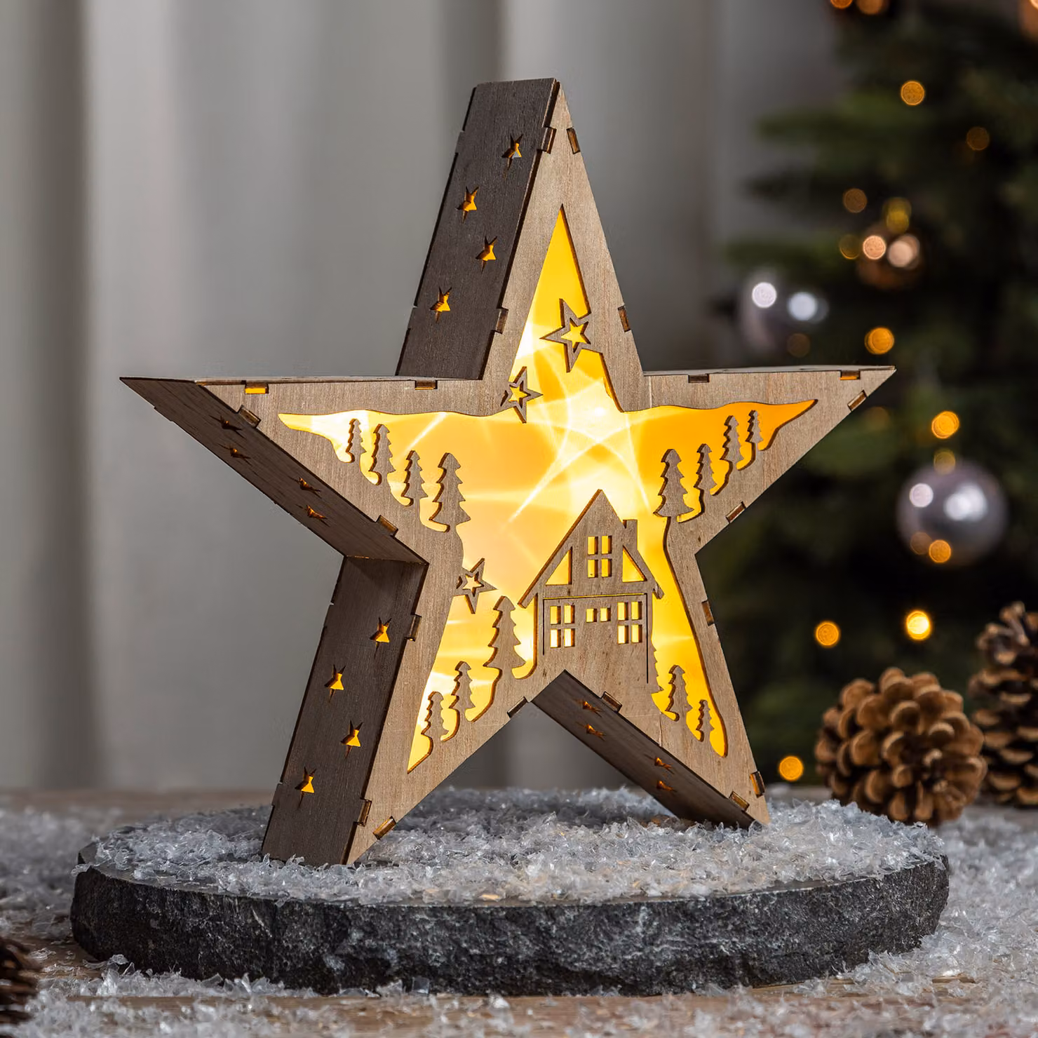 Stella di Natale in legno con casa e alberi - 10 LED (motivo 2)