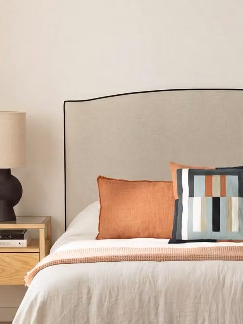 Testiera imbottita Fler Kenay Home beige con bordo nero per camera da letto moderna