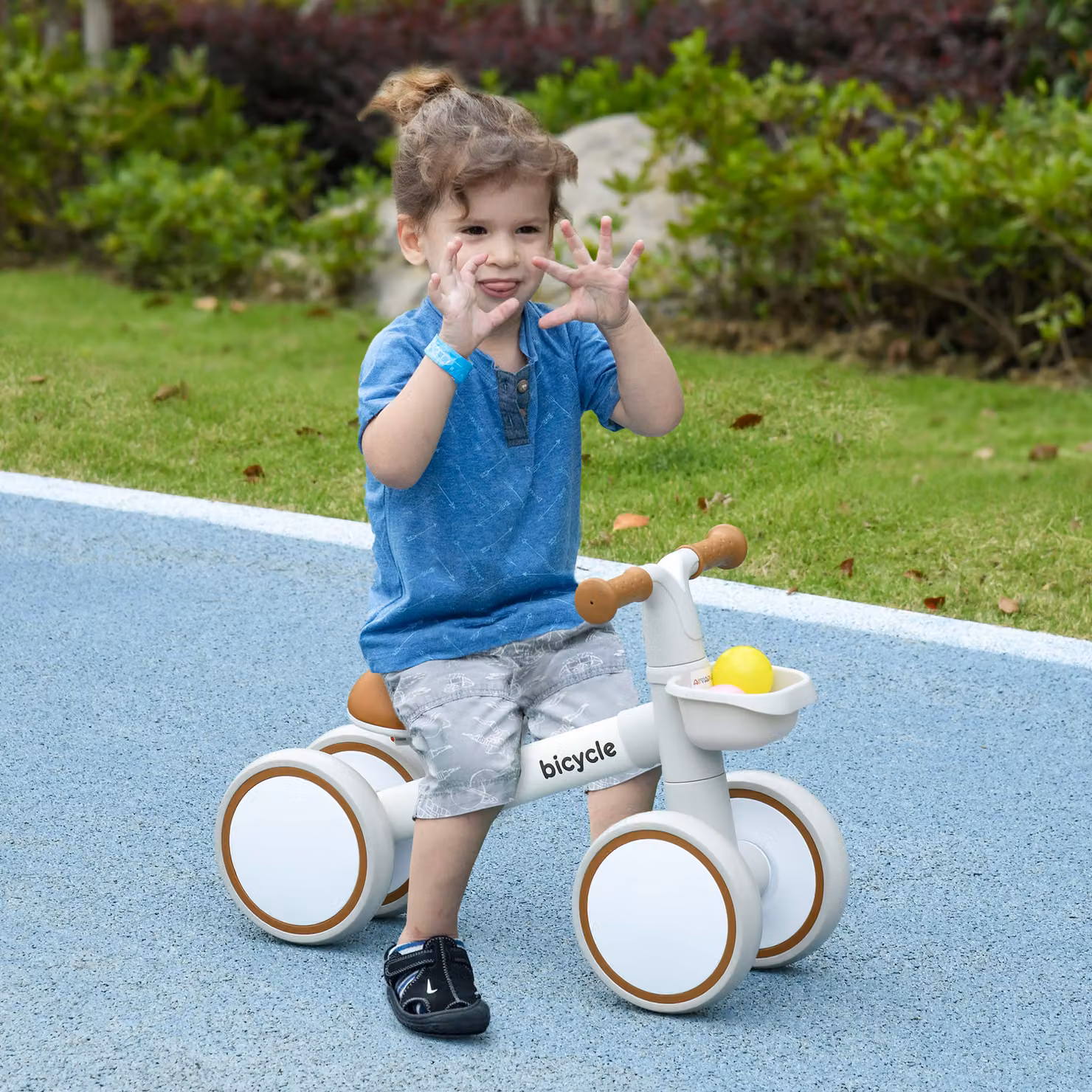 Bicicletta per bambini AIYAPLAY con 4 ruote, sella regolabile e manubrio ergonomico in lega di alluminio e PP, Marrone e Bianco – 2