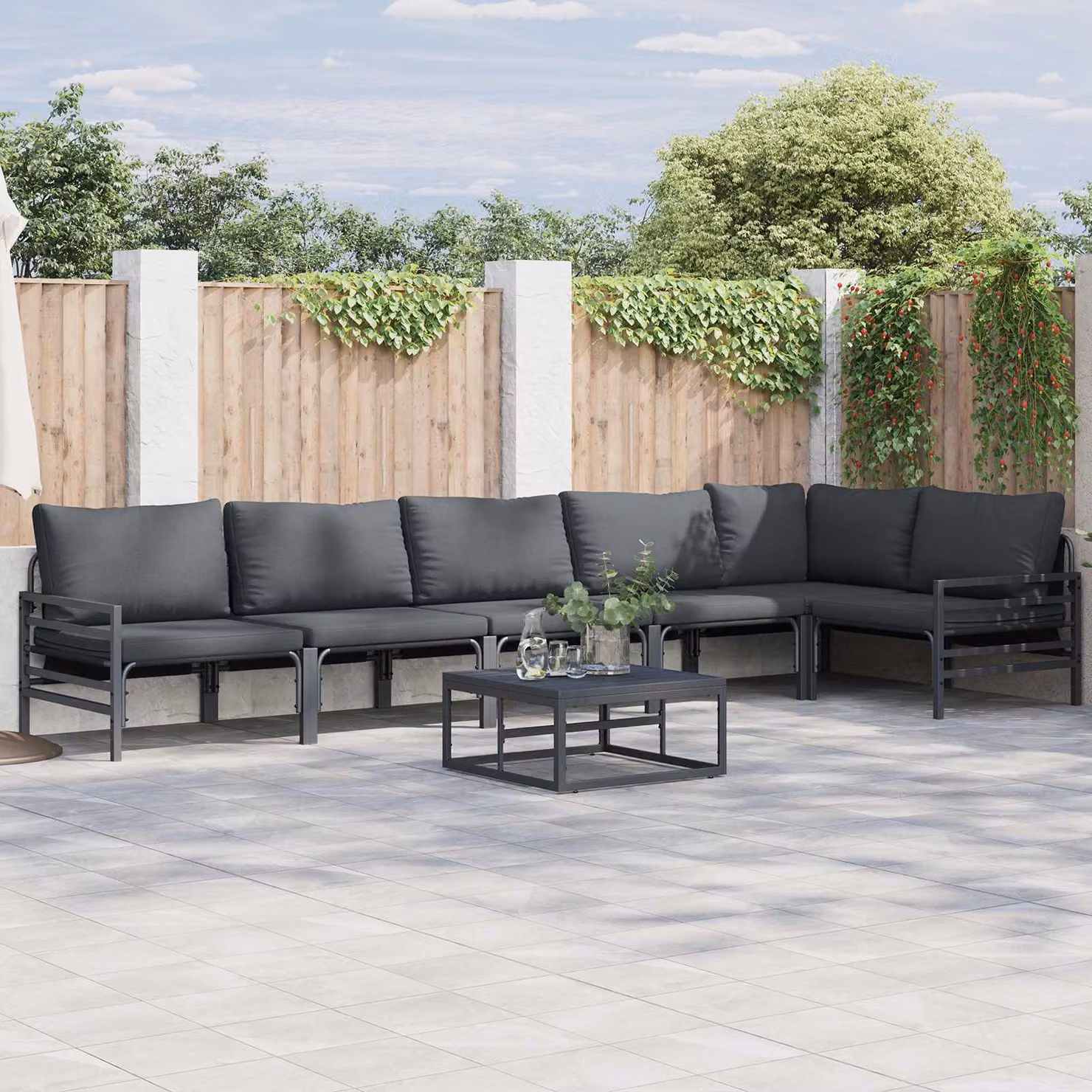 vidaXL Set Divano da Giardino Moderno a L in Acciaio Verniciato Nero con Cuscini e Tavolino, 6 Pezzi – 1