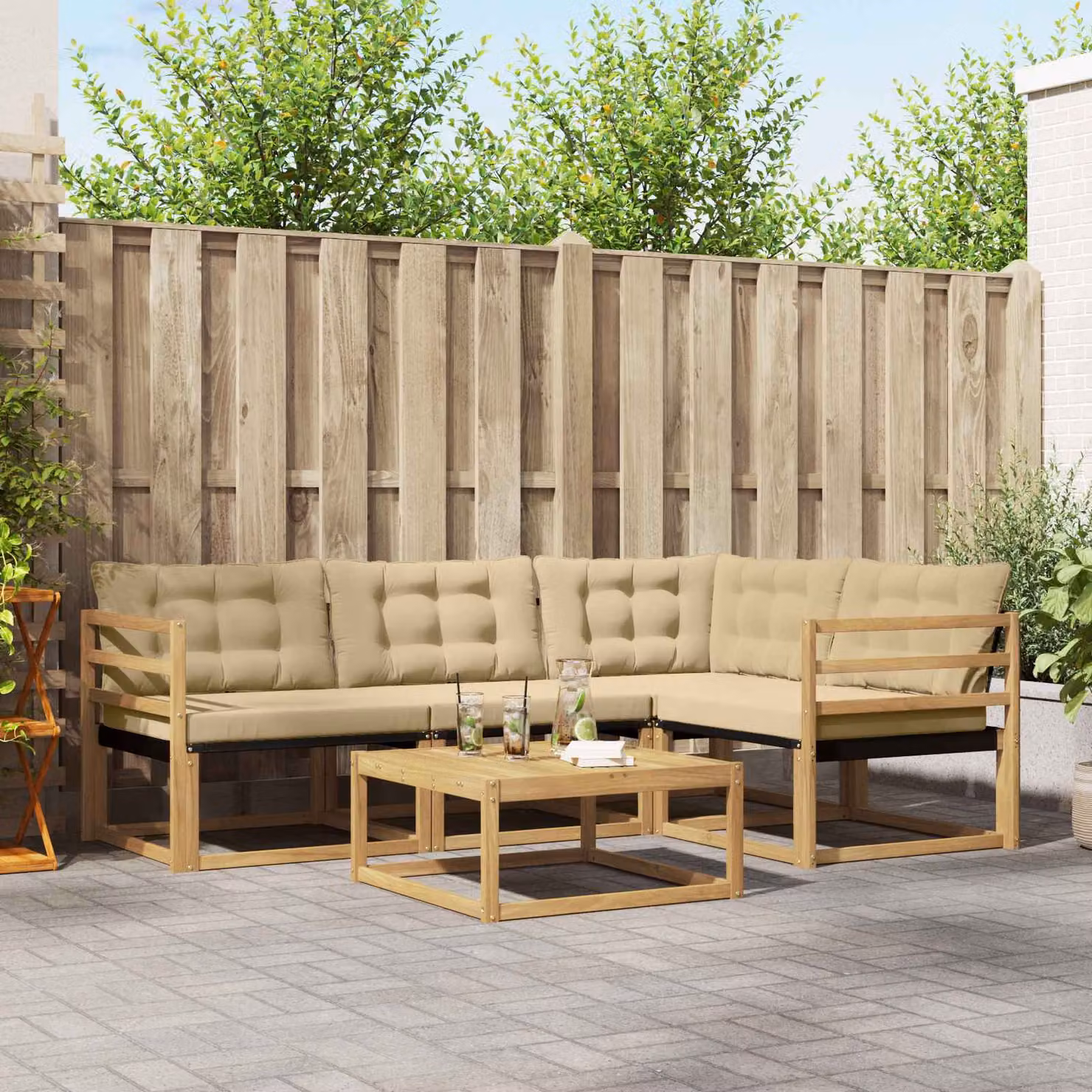 Set di divani da esterno vidaXL a forma di L composto da 5 pezzi con tavolo da caffè, struttura in legno di acacia trattato e sedute in tessuto beige e bianco resistente ai raggi UV