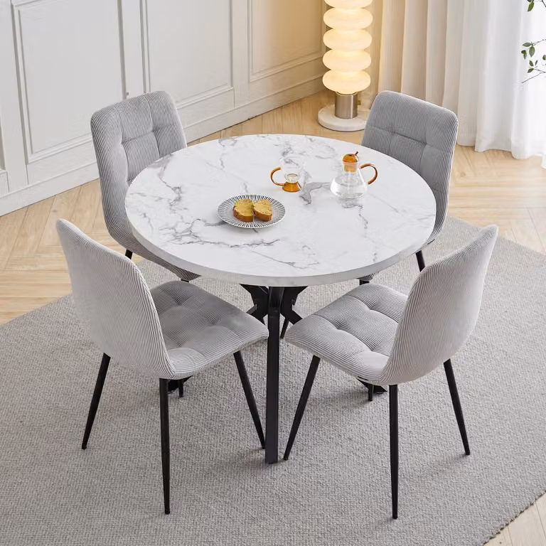 Set tavolo e sedie: 1 tavolo, 4 sedie. Diametro 100 cm. Aspetto marmo. Colori: nero e grigio chiaro