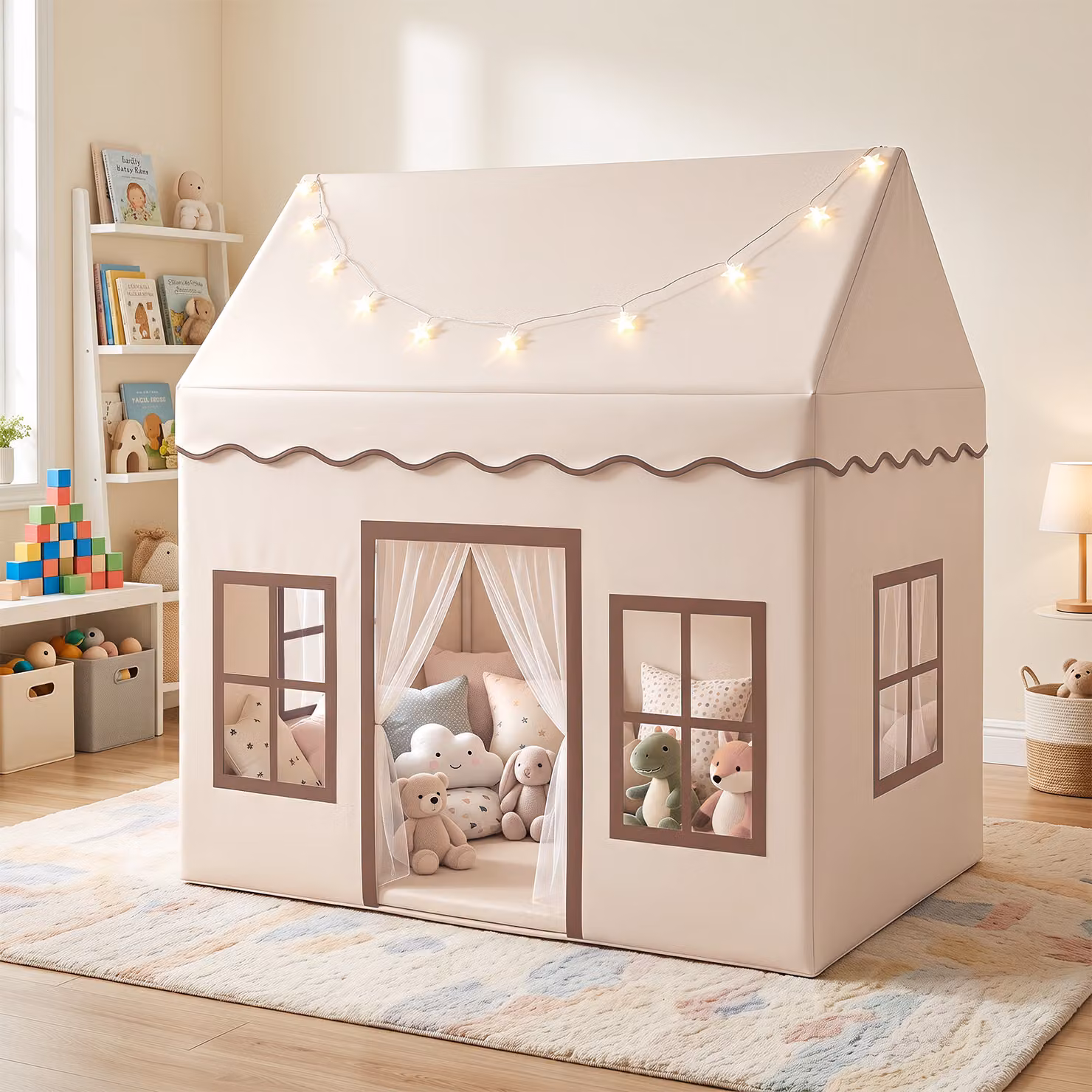 Tenda da gioco a forma di casetta Costway per bambini con recinzione, tappetino morbido e luci decorative, colore marrone e beige