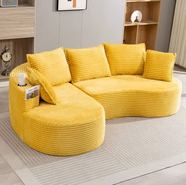 Divano ad arco in velluto a coste color giallo senape con portabevande e tasche laterali