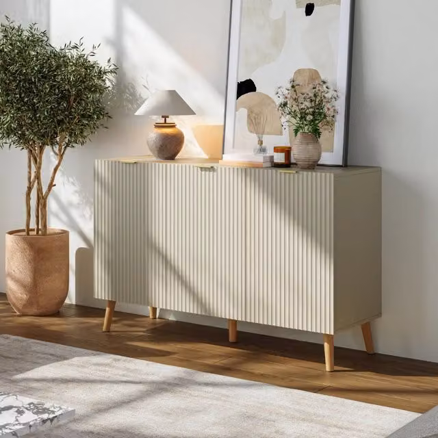 Credenza Nand Madia en.casa con 3 Ante Scanalate, Colore Sabbia, L 120 x P 40 x H 76 cm – 1