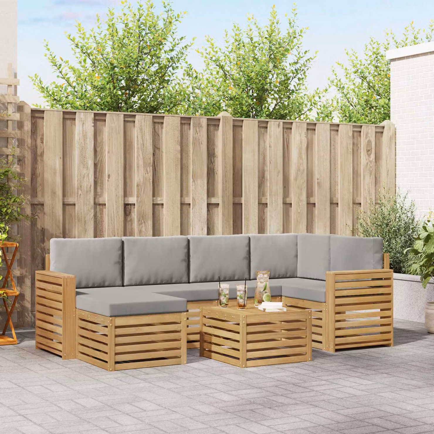 vidaXL Set di divani da esterno 7 pz a forma di L in legno di acacia con cuscini, Bianco e Grigio