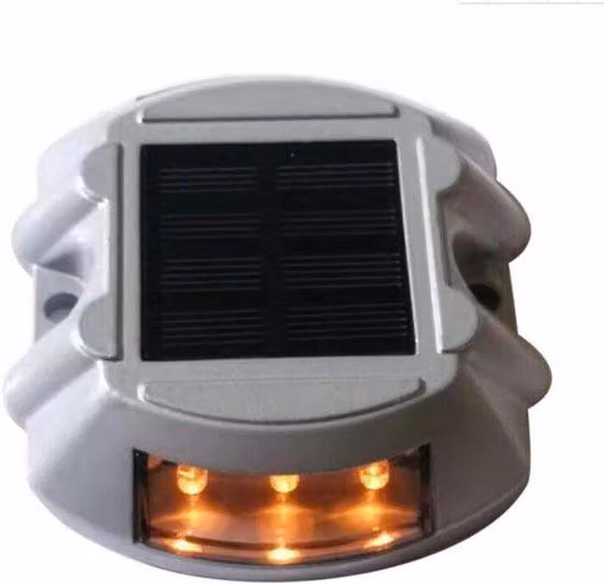 Due lampade a LED solari, in alluminio, lampeggianti, di colore giallo, per terrazze, cortili, interni, vialetti e terrazze.