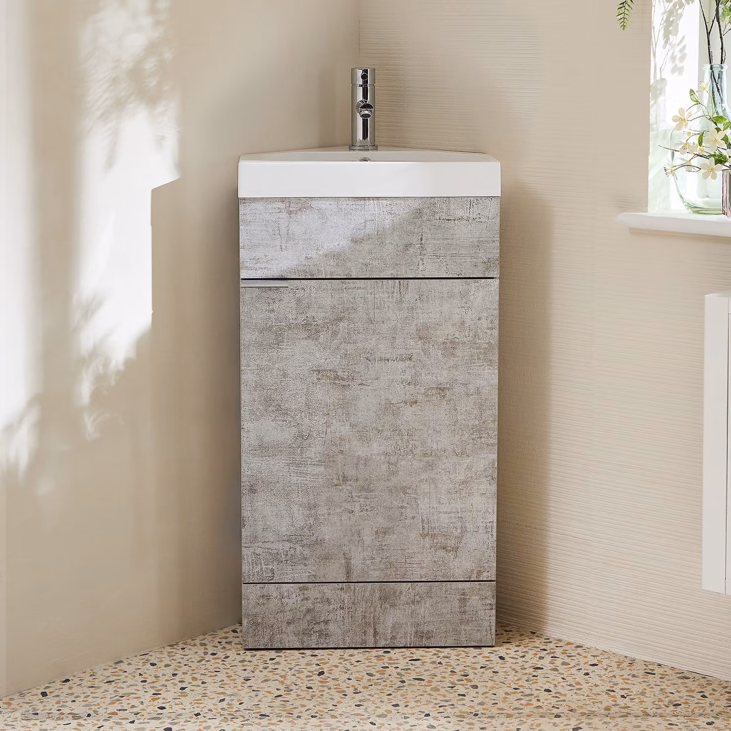Mobile Bagno a Terra Angolare Grigio Cemento da 450mm con Lavabo e Maniglia con Impugnatura a Dito Cromata - Cluo