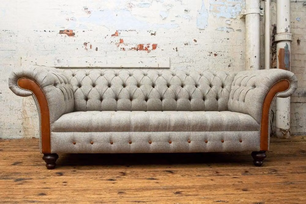Chesterfield 3 Sitzers Klassische Luxus Barock Rokoko Couch Sofa Textil Couch
