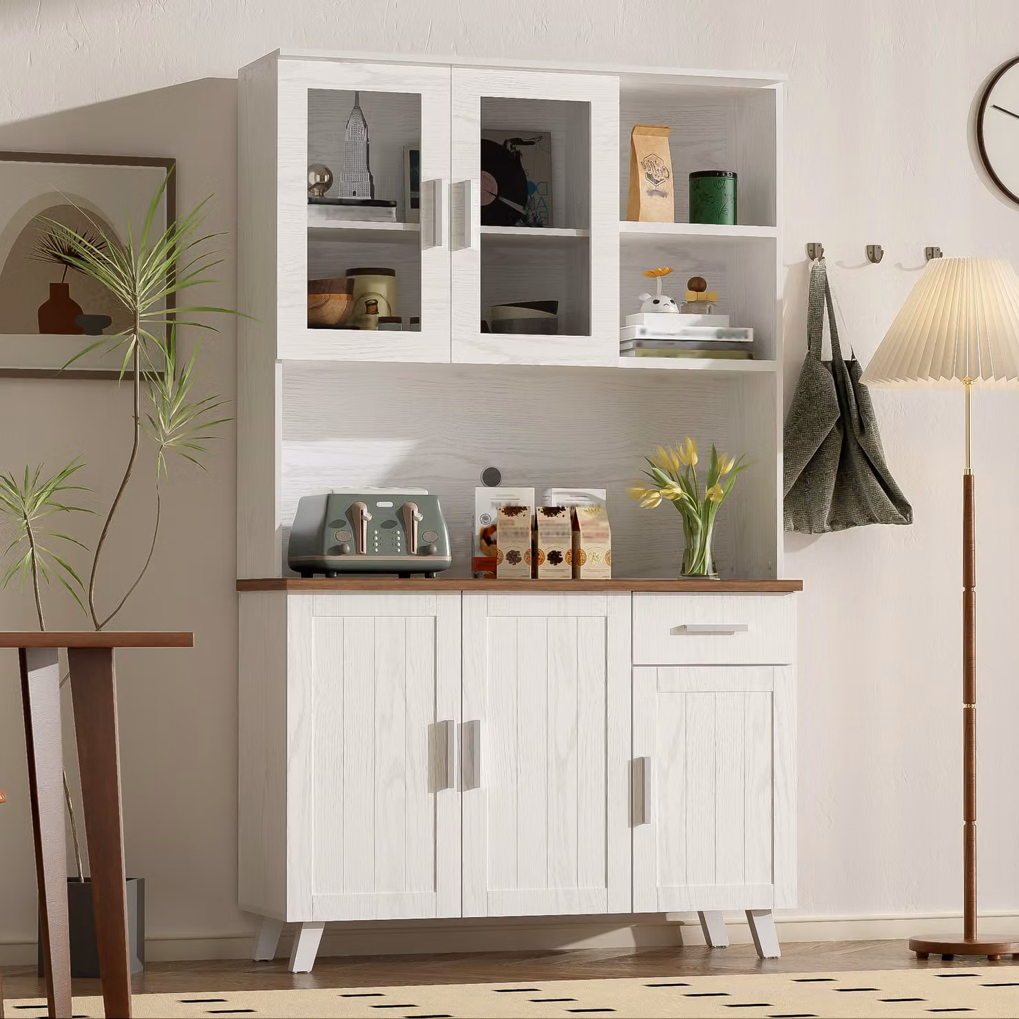 Mobile alto Merax con 5 ante, 1 cassetto e ante in vetro per oggetti decorativi, credenza con venatura del legno bianca, mobile rustico per il soggiorno