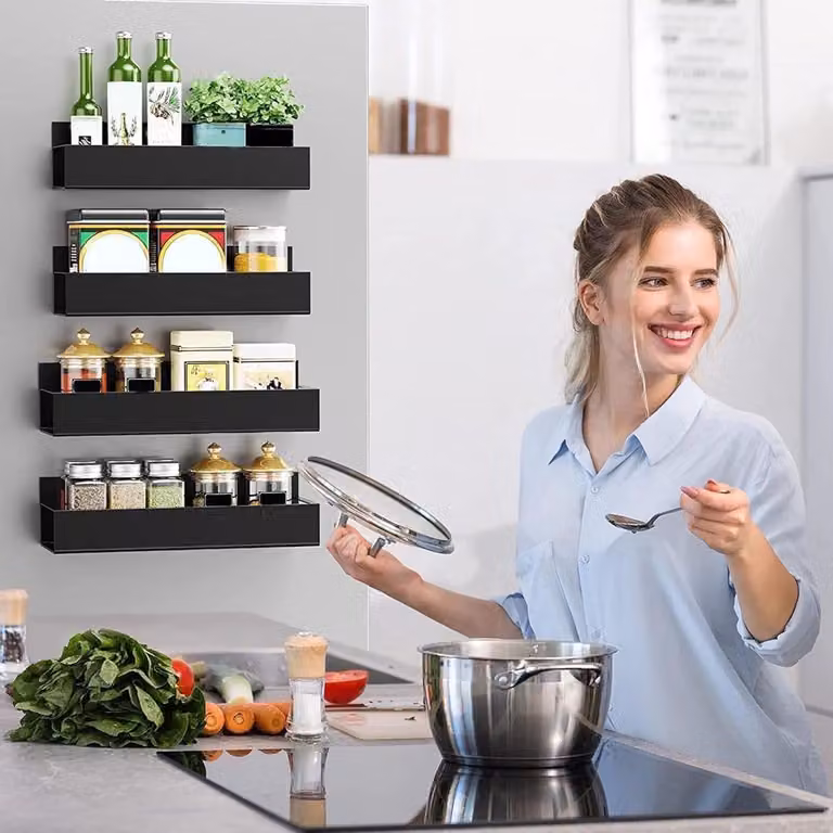Scaffale magnetico per erbe aromatiche, confezione da 4 pezzi, organizer metallico per erbe aromatiche da applicare al frigorifero senza fori, scaffale magnetico per frigorifero per l'organizzazione della cucina