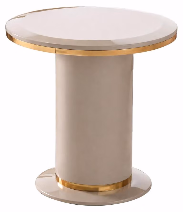 Elegante tavolino con dettagli dorati e design moderno