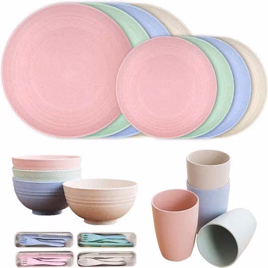 Set da tavola da campeggio da 32 pezzi: composto da 32 elementi, questo set da tavola per l'outdoor, disponibile in 4 colori, è ideale per cene in famiglia, picnic e campeggio