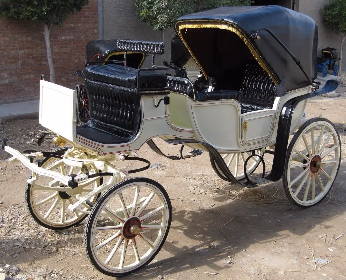 Casa Padrino Carrozza barocca trainata da cavalli bianco / rosso / nero / oro - Magnifica carrozza in stile barocco - Nobile e magnifica