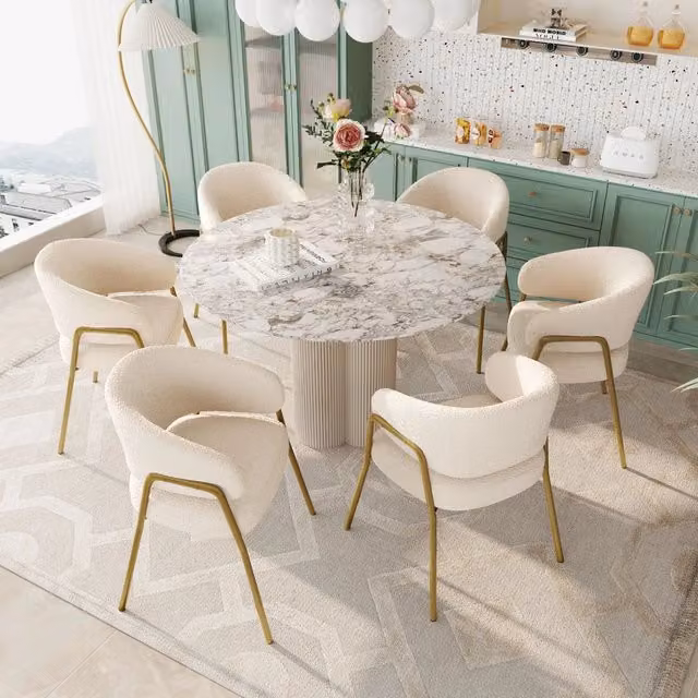Sedia da pranzo MIVRAY in tessuto bianco imbottito con gambe in metallo dorato e schienale traforato