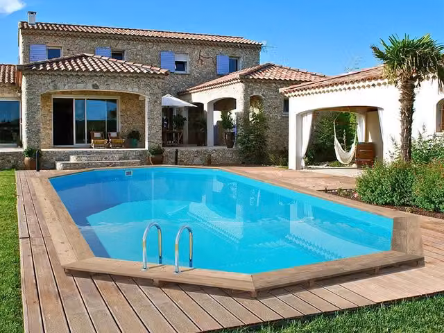 Piscina fuori terra ovale in legno Palma Habitat et Jardin colore blu con pompa, filtro e scala, L: 7,57 m, P: 4,07 m, H: 1,31 m