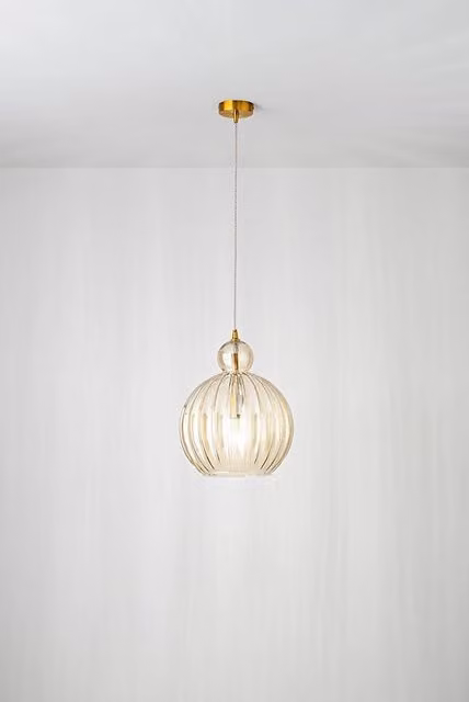 Lampada a Sospensione Perenz in Vetro Plissettato Cognac e Ottone Brunito, Struttura in Metallo e Alluminio, Attacco E27, D: 32 cm, H: 191 cm