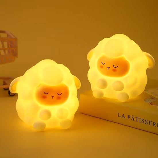 Set composto da due morbide lampade da comodino a forma di pecora con motivi dei cartoni animati, ideali per la cameretta delle bambine o come lampada da comodino.