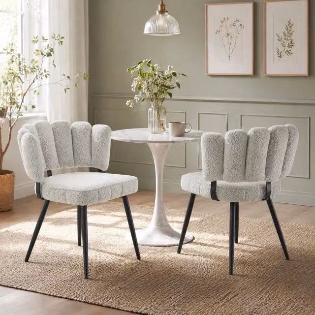 Set di 2 sedie da pranzo MODFU in velluto strutturato grigio chiaro con schienale a petalo e gambe nere in metallo, Altezza: 80 cm