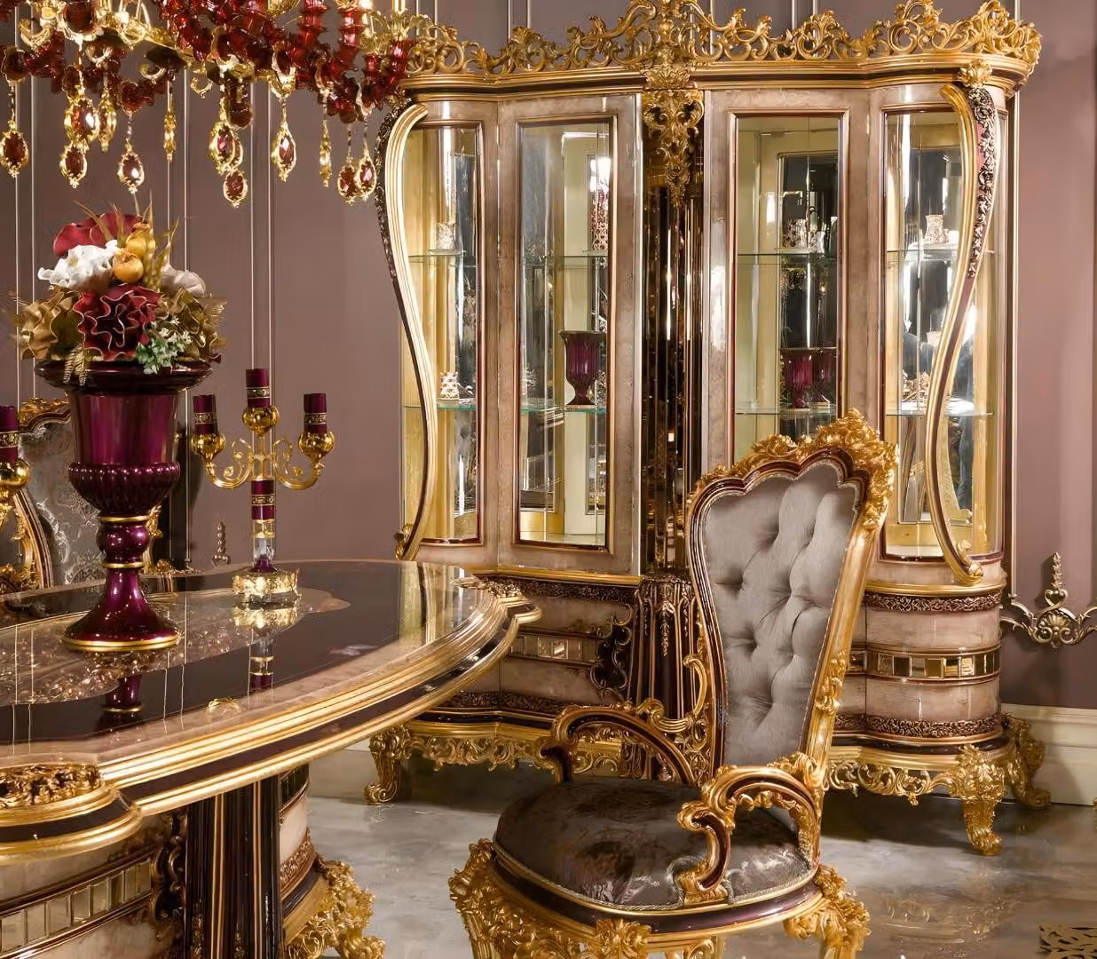 Eleganter Goldener Holzstuhl im modernen Design
