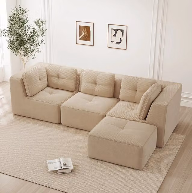 Divano angolare modulare in velluto a coste con braccioli larghi; beige