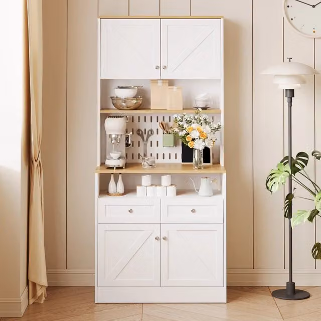 Credenza moderna con ante a granaio, pannello forato, 2 cassetti e ripiani interni in bianco e legno, L 80 cm x P 40 cm x H 175 cm