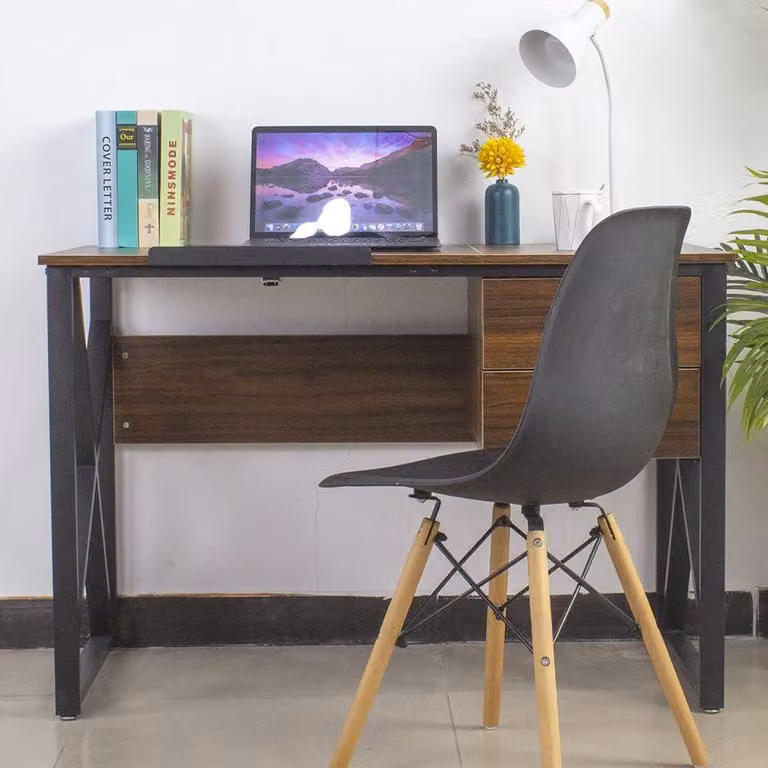 Scrivania con cassetti, dotata di 2 cassetti e un piano regolabile in inclinazione, ideale per l'ufficio, il computer. Struttura in metallo e piano in MDF. Adatta per ambienti interni, sia domestici che d'ufficio