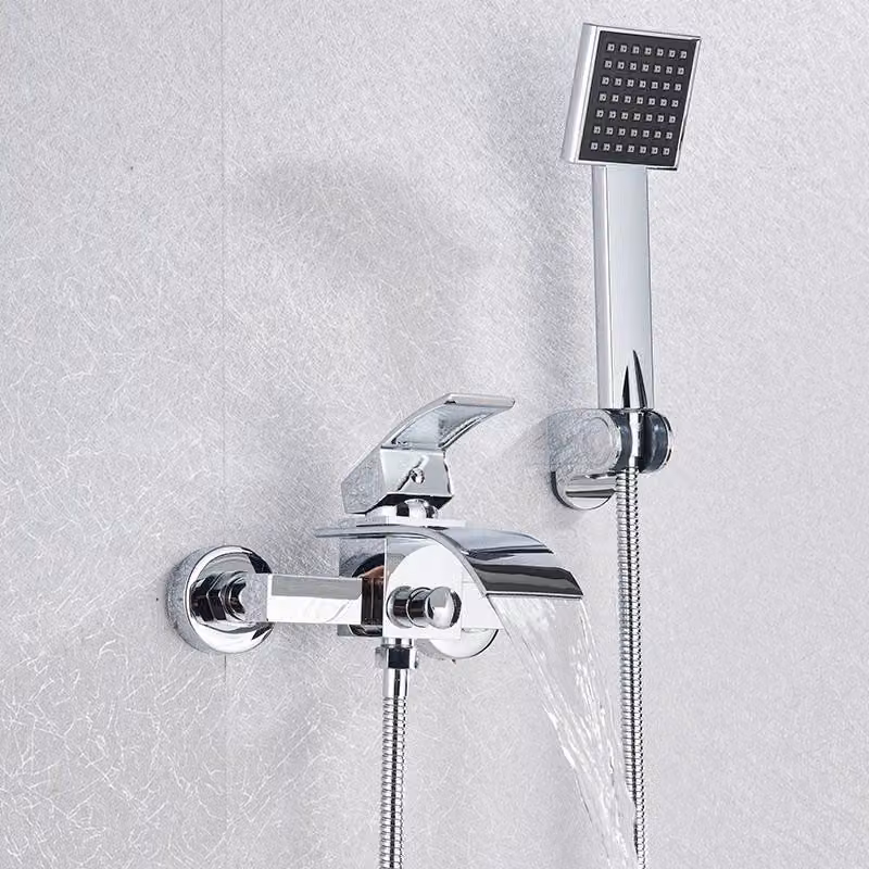 Miscelatore monocomando per doccia e vasca da bagno, modello "waterfall", da montare a parete, realizzato in acciaio inossidabile 304, con cartuccia in Vetroceramica, completo di tubo flessibile per doccia da 150 cm e finitura cromata