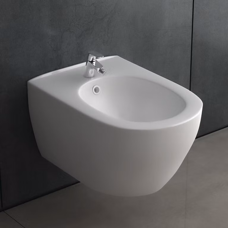 Bidet a parete con troppofilo e foro per rubinetto