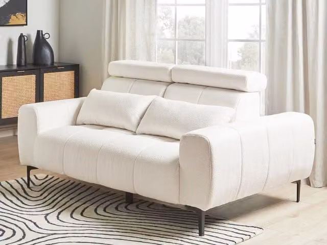 Divano a 2 posti BELIANI in bouclé bianco con poggiatesta e profondità seduta regolabili per il tuo soggiorno moderno L: 176 cm, P: 110 cm, H: 97 cm