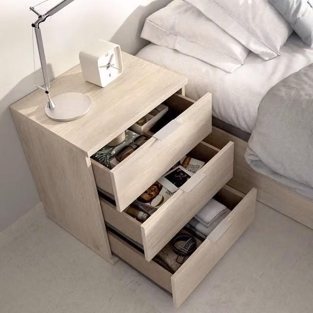 Comodino Sturgis con 3 cassetti in legno e metallo, colore marrone rovere e beige, L: 34 cm, P: 42 cm, H: 57 cm
