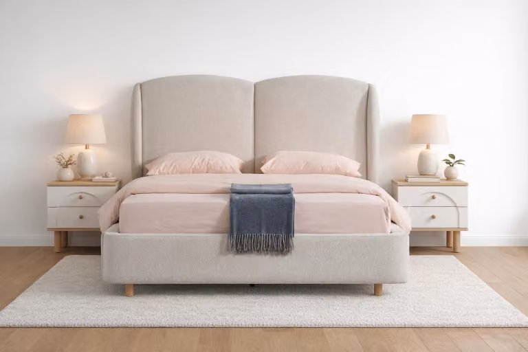 Set da letto in stile scandinavo con due comodini e un letto imbottito