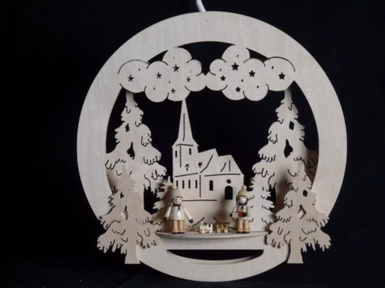 Pannello decorativo per finestre con motivi di bambini che preparano dolci, chiesa e illuminazione. Dimensioni: 32x32x4 cm. Nuovo