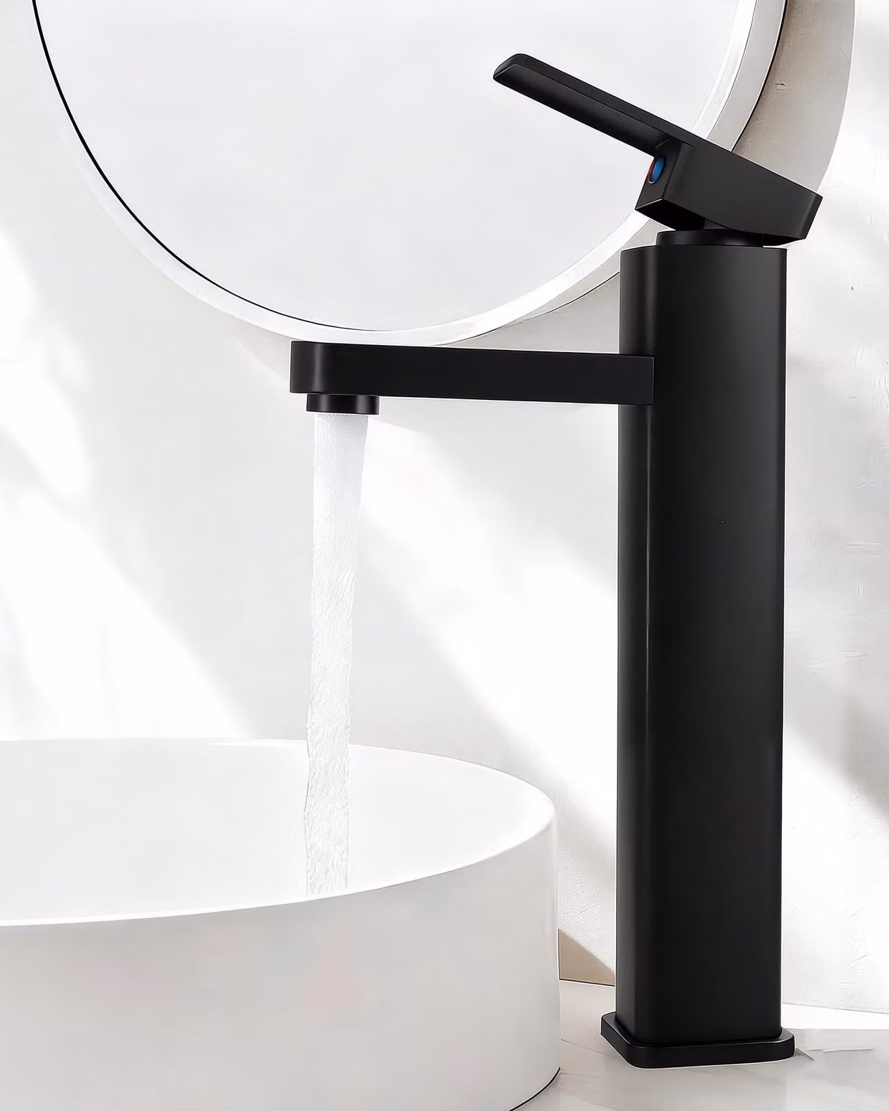 Rubinetto per lavabo alto con finitura nera opaca e bocchetta di 200 mm