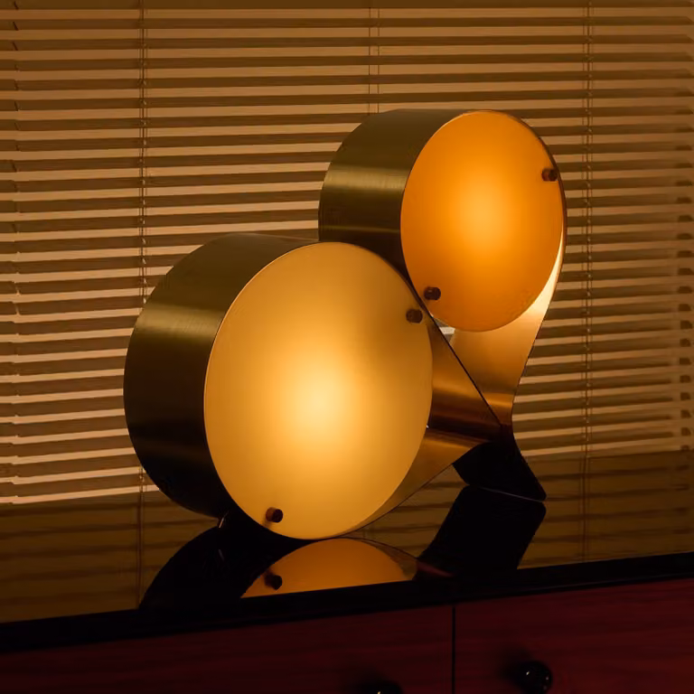 GUBI Lampada da tavolo di design Coppia, Crema / Ambra, Soggiorno / Sala da pranzo, Metallo, Moderno, Lampada da tavolo