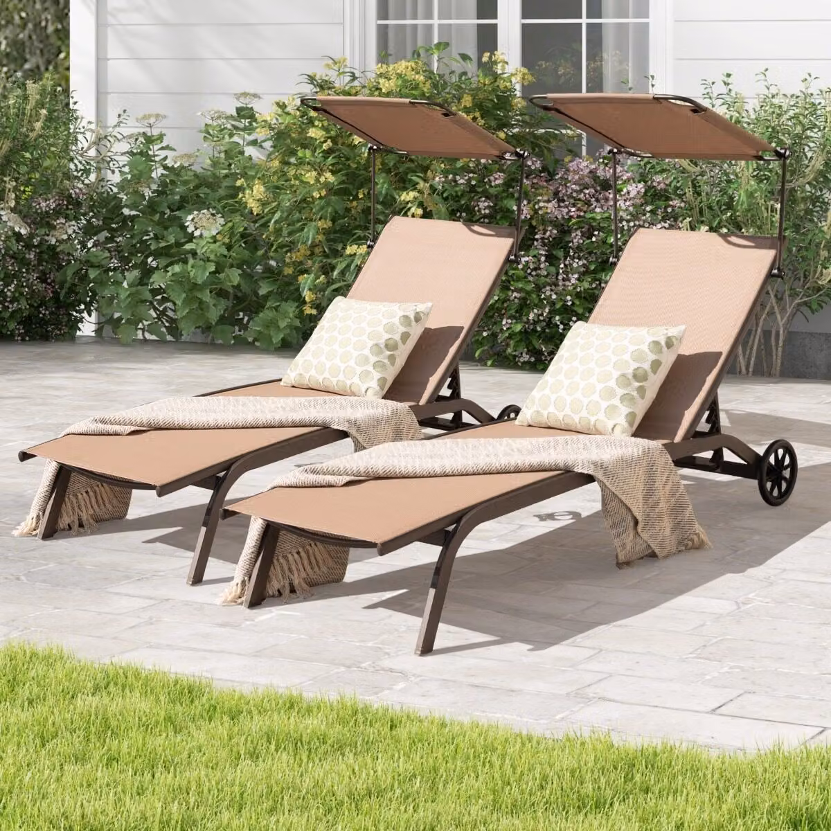 Set di 2 lettini prendisole da giardino con tavolino laterale Costway, colore marrone