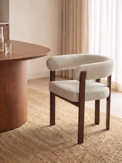 Sedia imbottita Velune Kenay Home color perla con gambe in noce e metallo