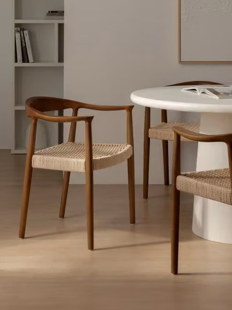 Sedia Nang Kenay Home in legno massello noce e corda con braccioli, colore marrone