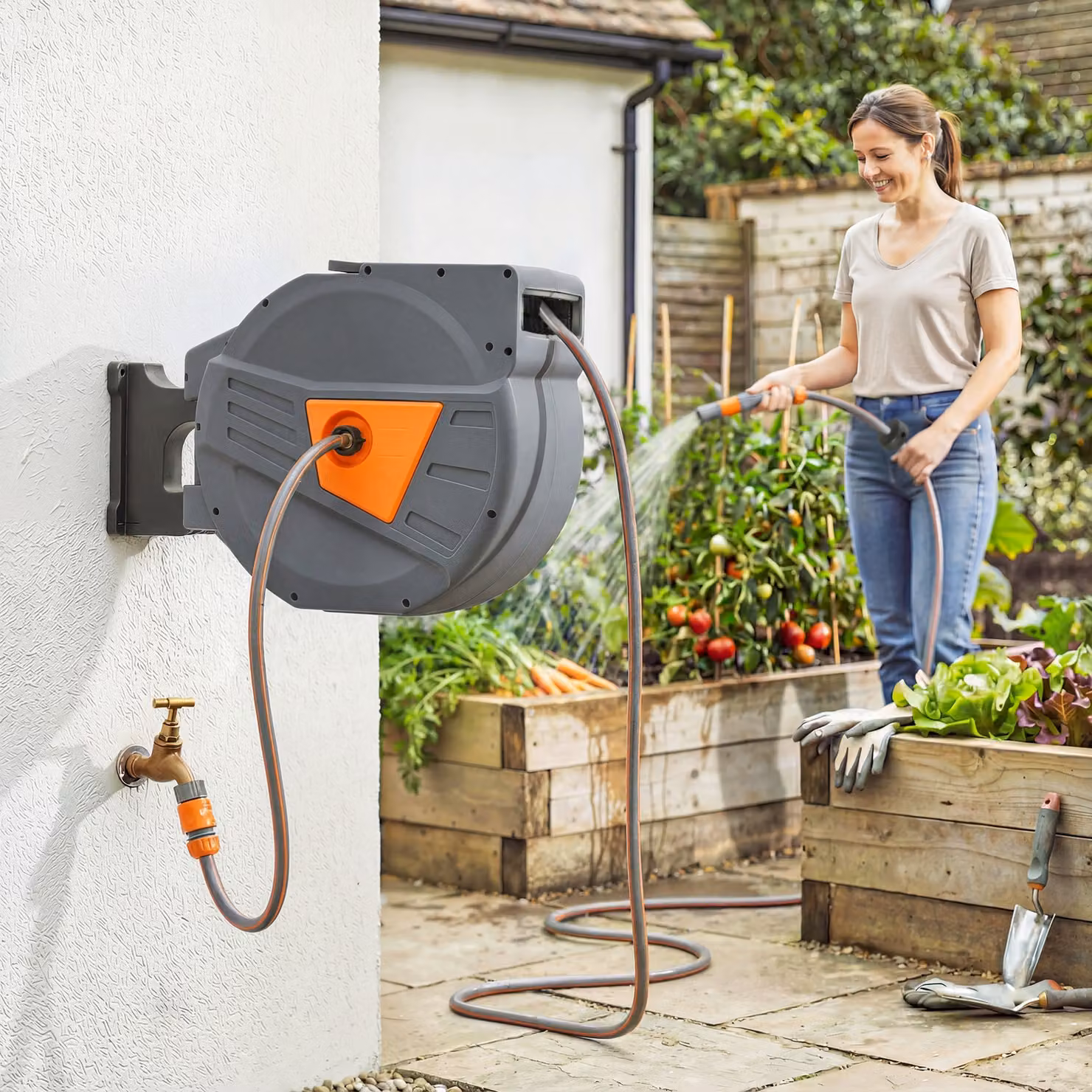 Outsunny Avvolgitubo da Parete Retraibile Automatico Arancione e Grigio con Tubo da 40+2 m Ø15 mm e Rotazione a 180° – 2