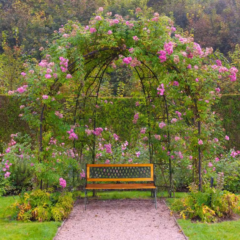 Panca da giardino in vimini, doghe in legno, struttura in ghisa
