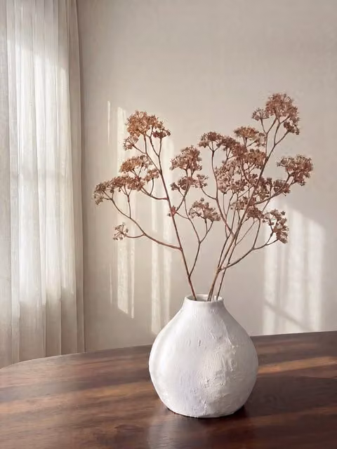 Fiore artificiale vintage Kenay Home decorazione floreale da tavolo in ceramica, plastica e tessuto nei colori rosa, marrone, beige e bianco