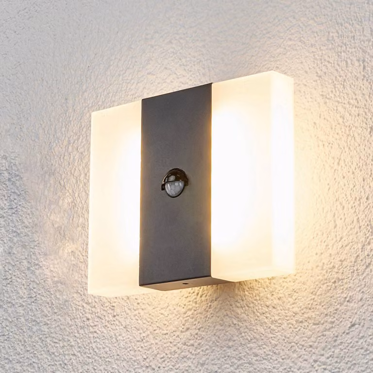 Applique da esterni LED con sensore Kumi, grafite, IP44 KUMI Lindby, Alluminio / Grigio / Zincato, Alluminio, Moderno