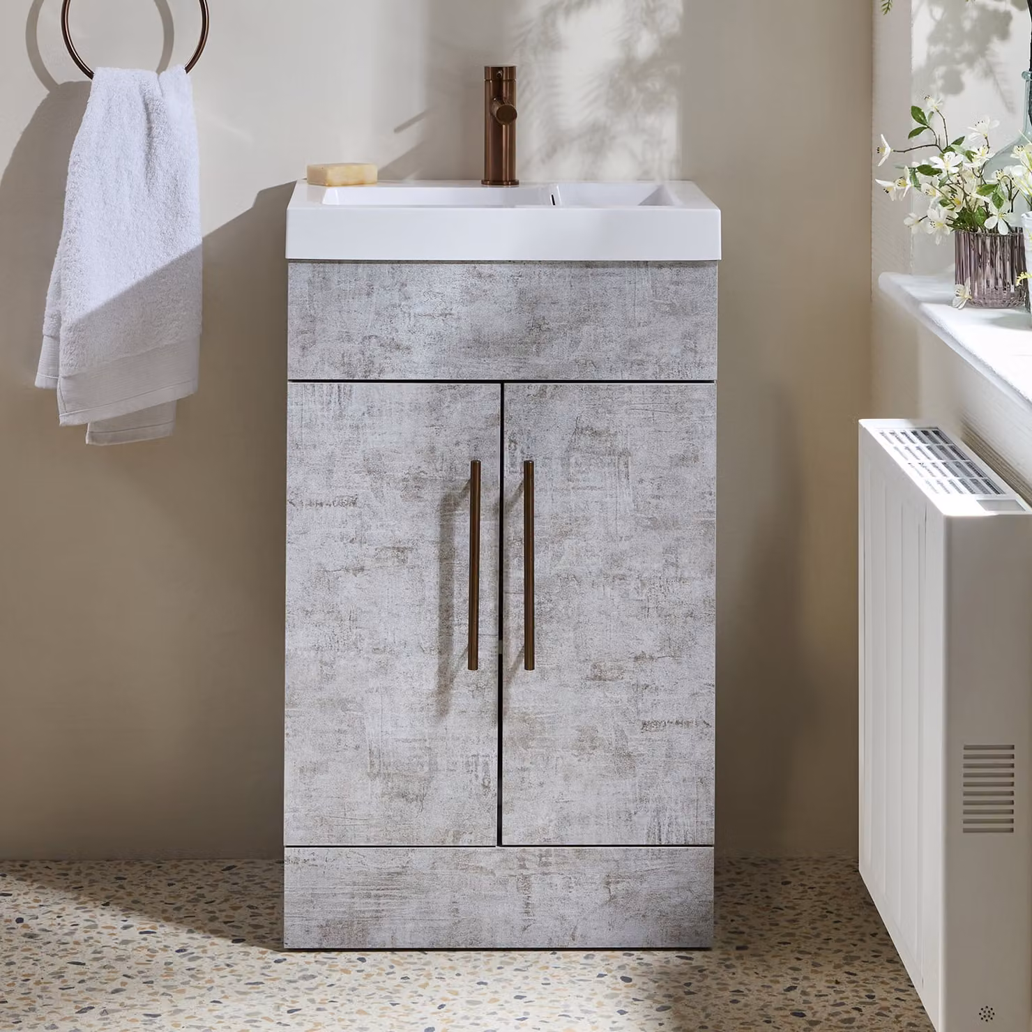 Mobile Bagno a Terra Grigio Cemento da 500mm con Lavabo e Maniglie con Barra a T in Rame Satinato - Cluo