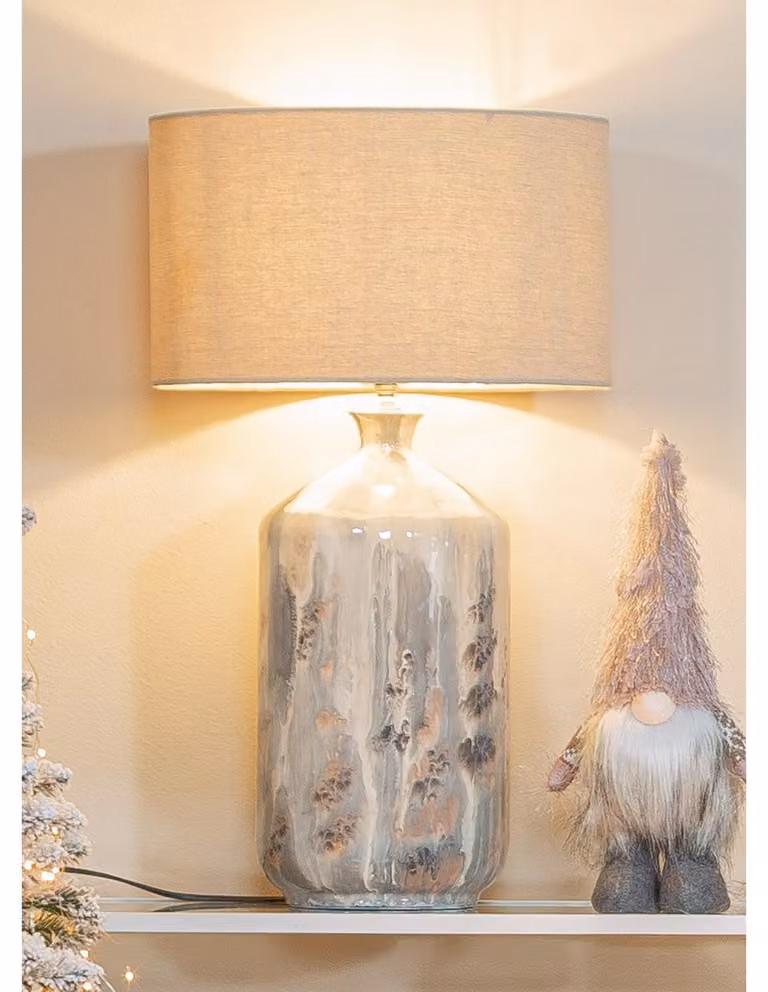 Lampada da tavolo "Boulevard" della serie Gilde, in metallo e tessuto, disponibile nei colori beige, marrone e crema. Confezione: 1 pezzo. Altezza: 62 cm. Diametro: 37 cm. Codice prodotto: 58122. Codice EAN: 4063387581223