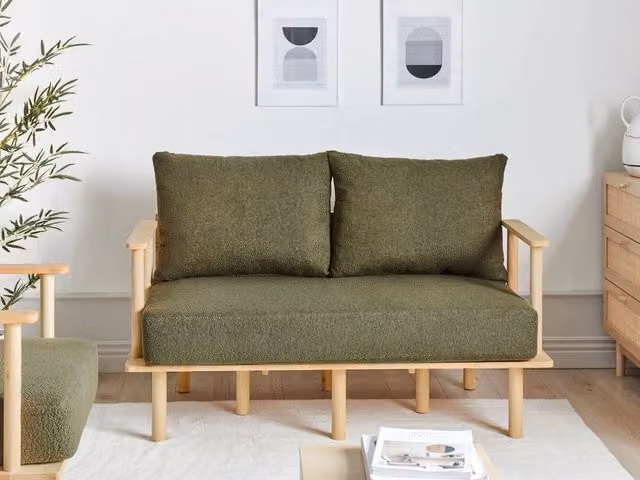 Divano a 2 posti Beliani in stile Japandi minimalista con rivestimento in tessuto bouclé verde e beige e struttura in legno massello – 1