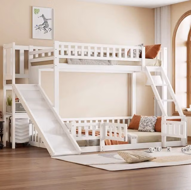 Letto a castello ULEVR 140x200 cm con scivolo, scaletta, sponde e ripiani, pino e MDF bianco