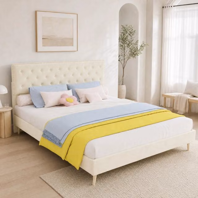 Letto matrimoniale 160x200 cm in velluto beige con testiera alta e struttura in metallo