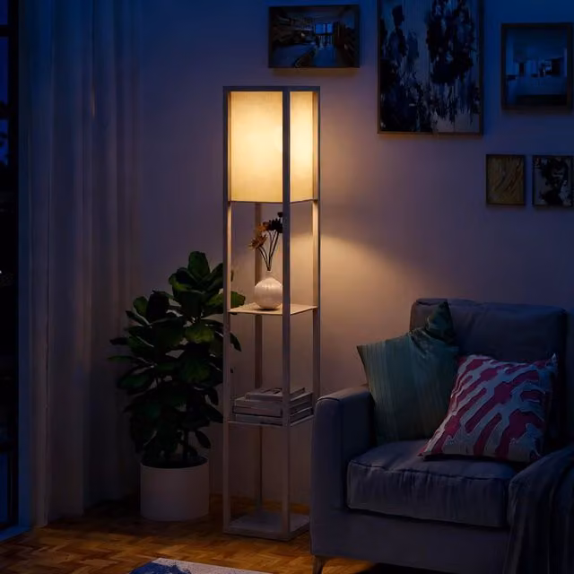 Lampada da terra HOMCOM con 3 mensole integrate in legno, design moderno, attacco E27, colore bianco, L/P/H: 26 x 26 x 160 cm